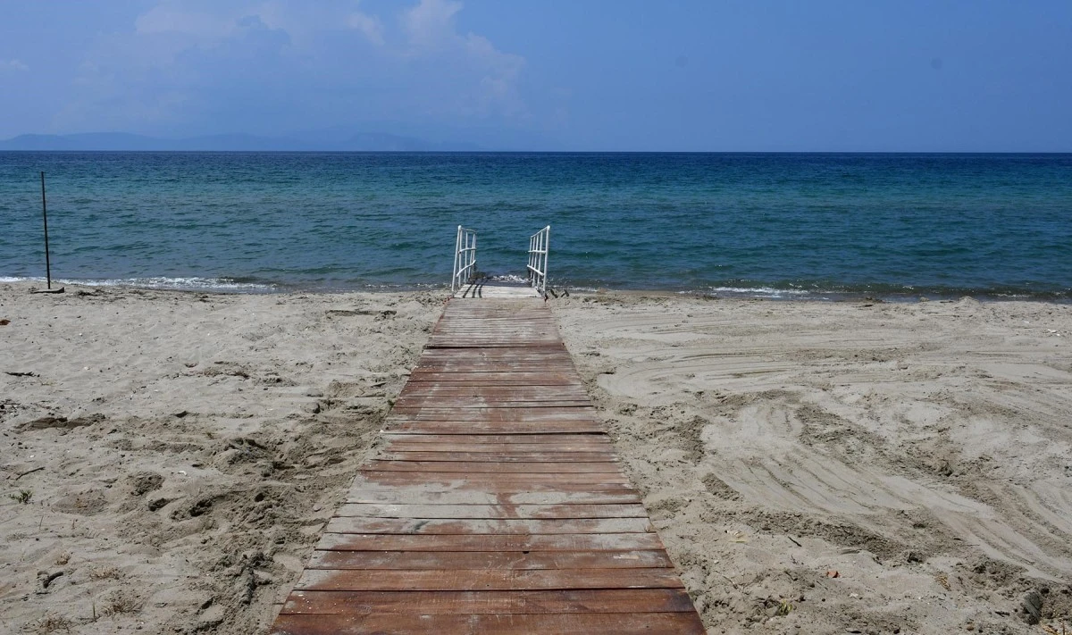 Kuşadası Belediyesi, denizde de engelleri kaldırıyor