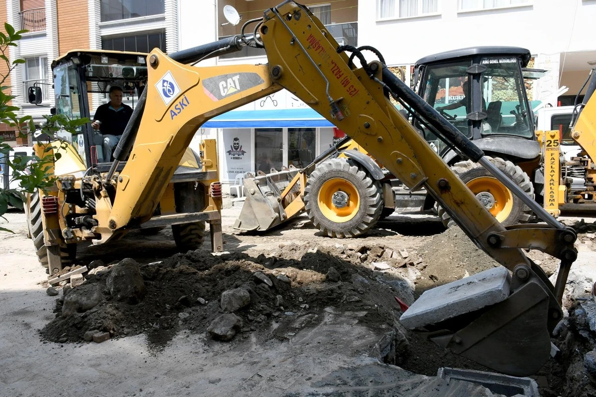 Kuşadası Özer Türk Caddesi’nde yenileme çalışmaları başladı