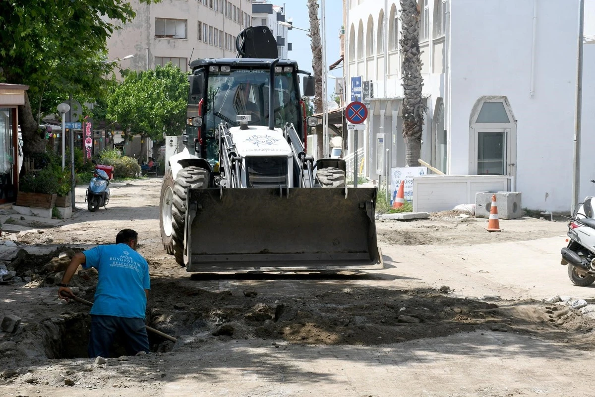 Kuşadası Özer Türk Caddesi’nde yenileme çalışmaları başladı