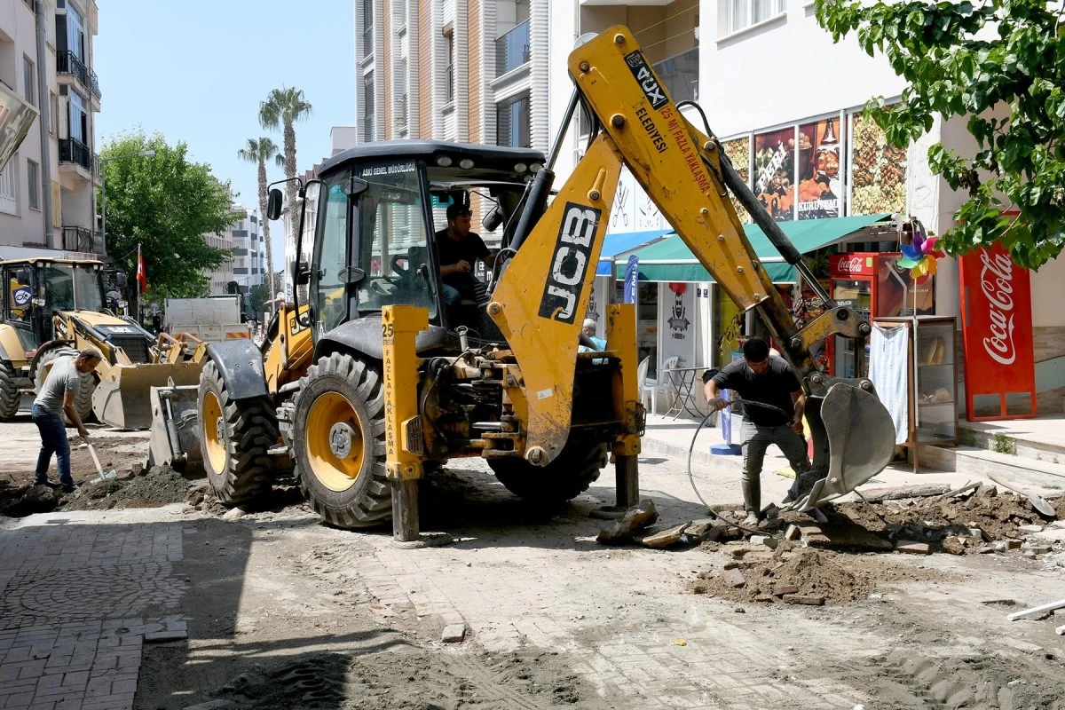 Kuşadası Özer Türk Caddesi’nde yenileme çalışmaları başladı