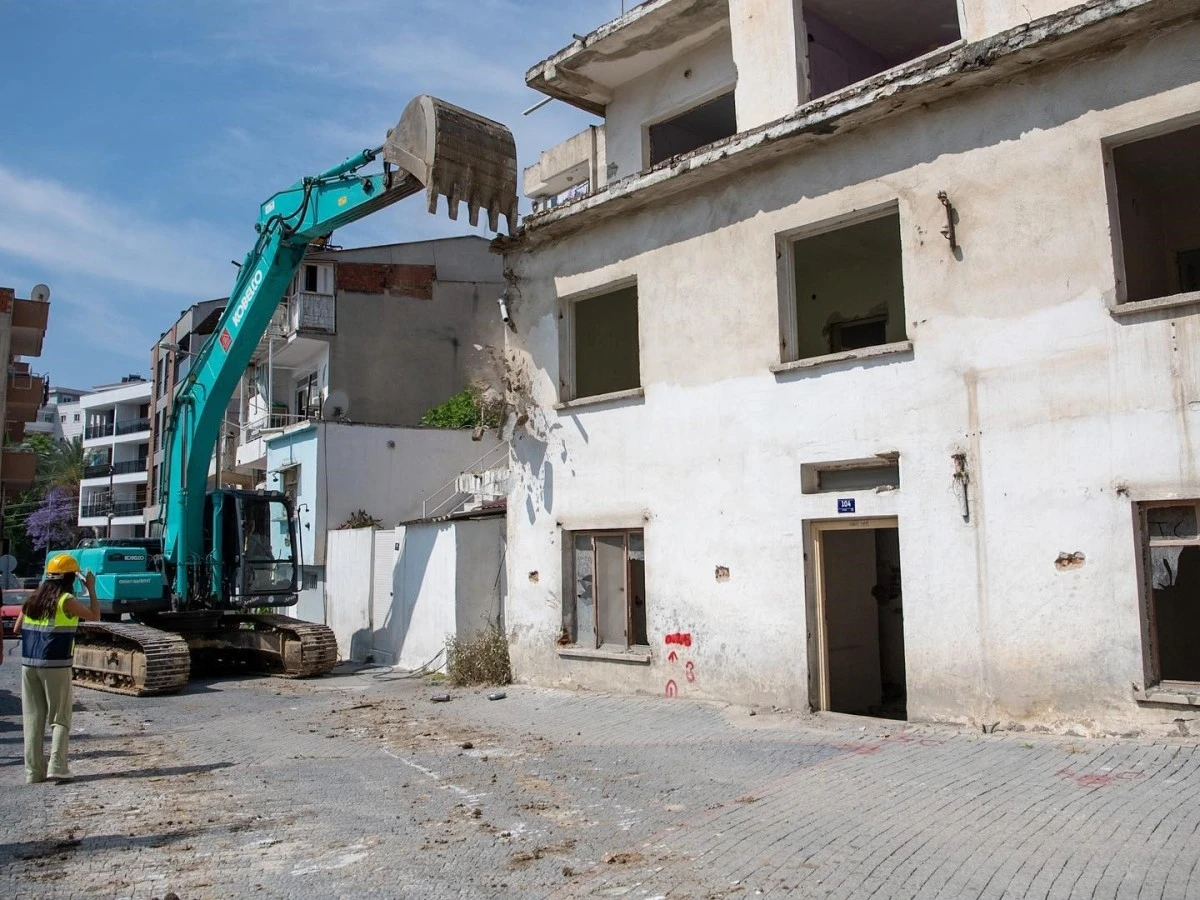 Kuşadası'nda depreme dayanıksız binalar yıkılıyor