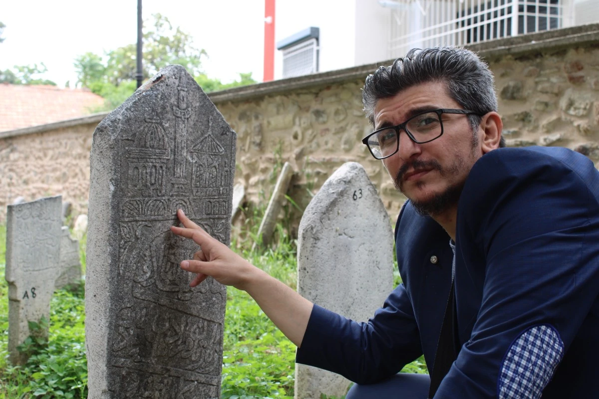 Tarihi k&uuml;lliyenin tasviri 2 asırlık mezar taşında bulundu