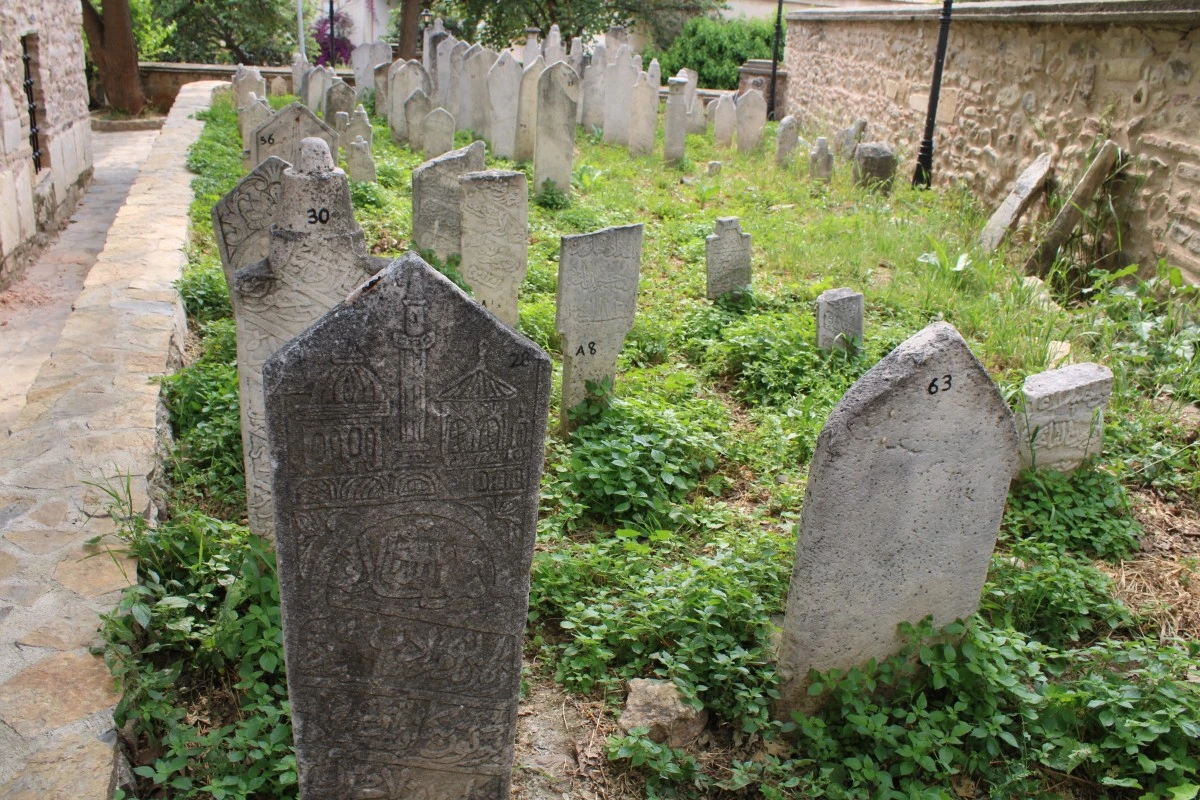 Tarihi külliyenin tasviri 2 asırlık mezar taşında bulundu