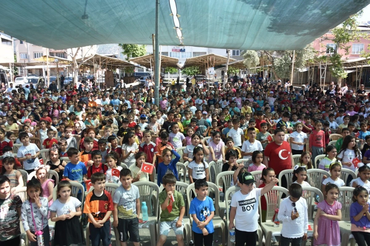 Buharkent’te çocuklar kukla festivalinde eğlendi