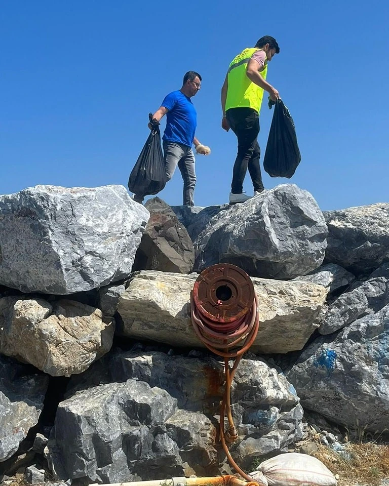 Kuşadası'nda balıkçı barınağı temizlendi