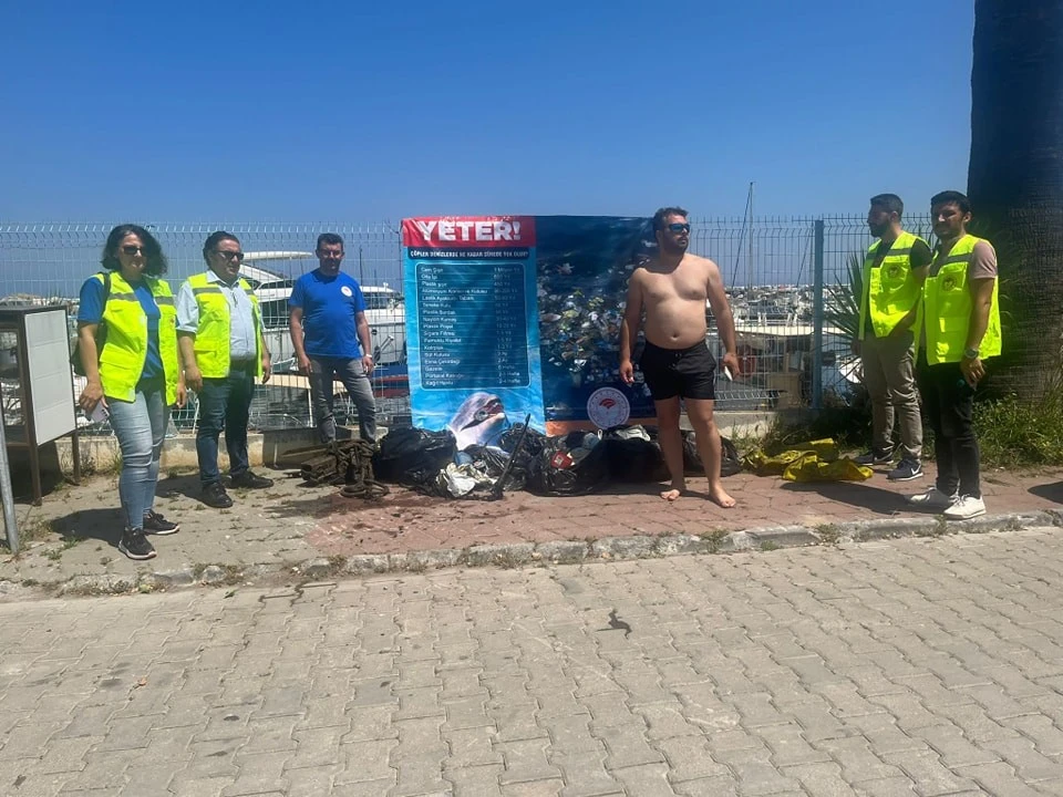 Kuşadası'nda balıkçı barınağı temizlendi