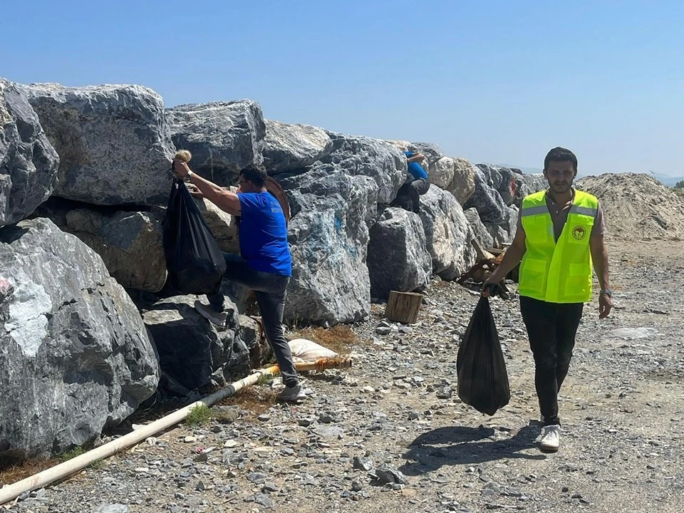 Kuşadası'nda balıkçı barınağı temizlendi