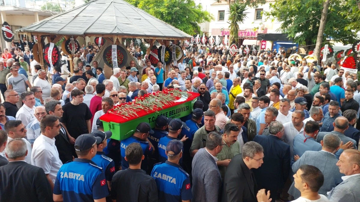 S&ouml;ke Belediye Başkanı Tuncel g&ouml;zyaşları ve dualarla son yolculuğuna uğurlandı
