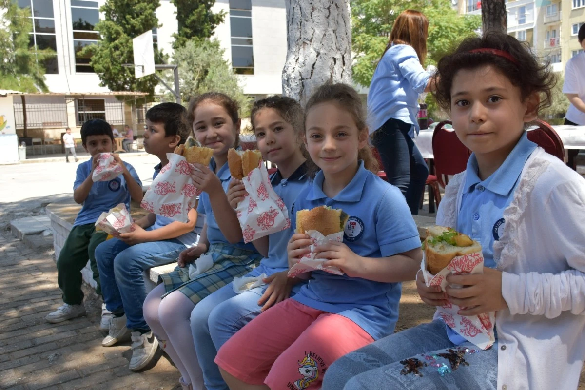 Aydın'da öğrencilerin balık ekmek keyfi