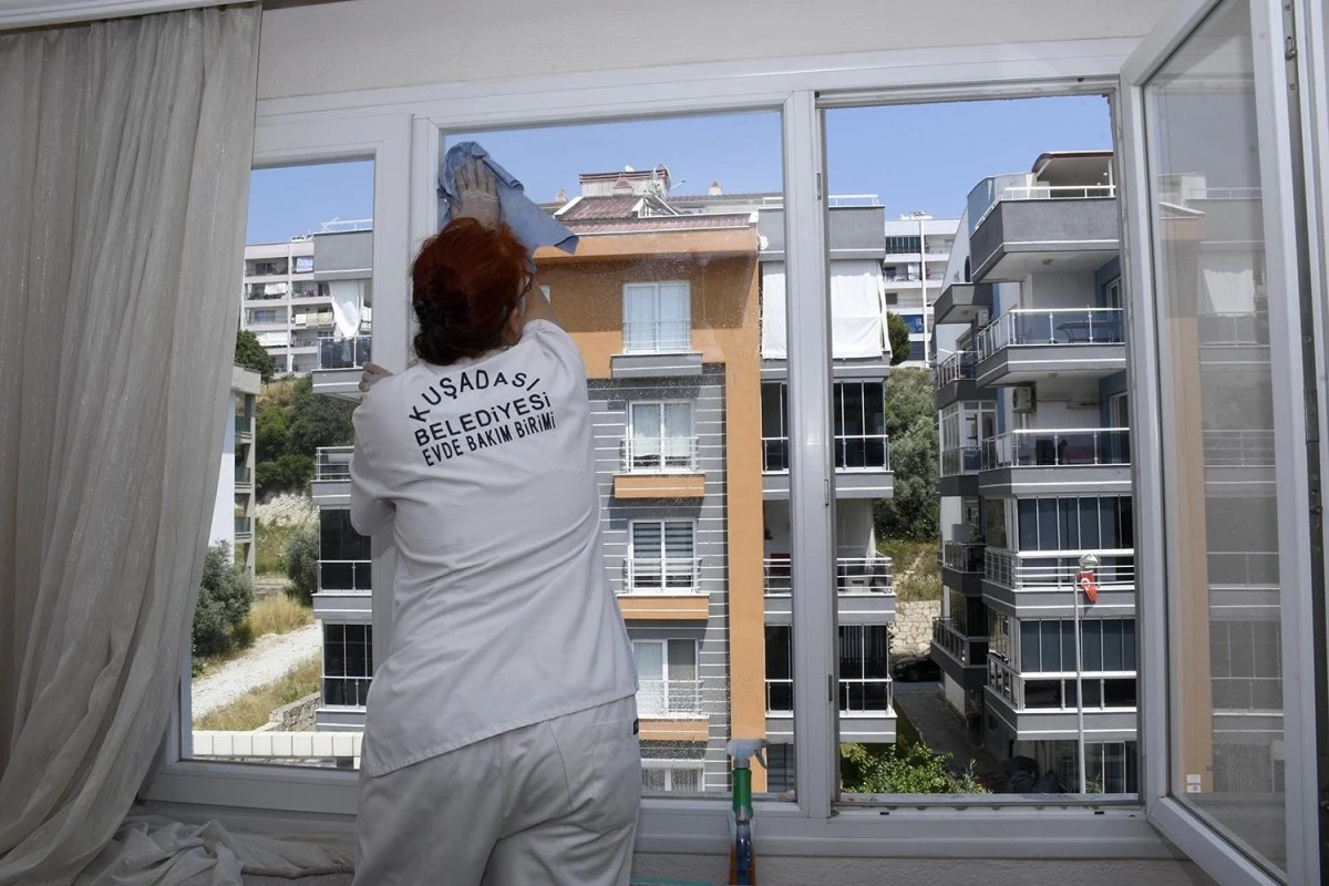 Kuşadası Belediyesi Evde Bakım Birimi vatandaşların yanında