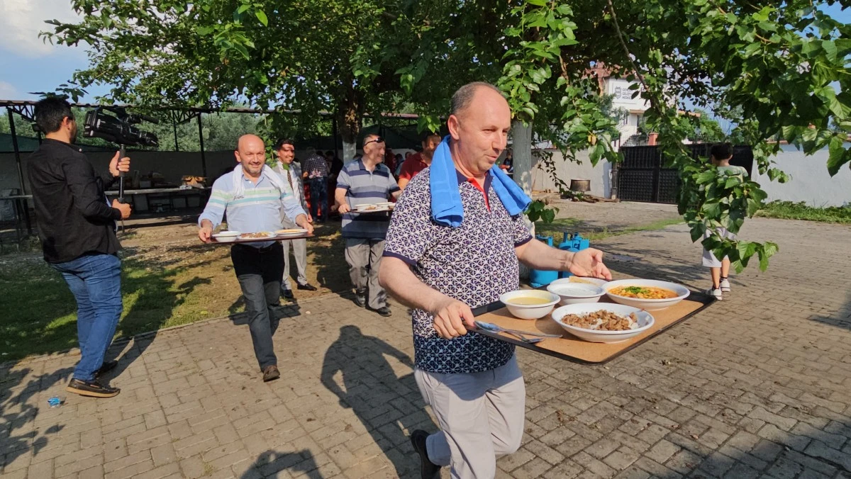 Sünnet cemiyetinde müdürler yemek servisi yaptı