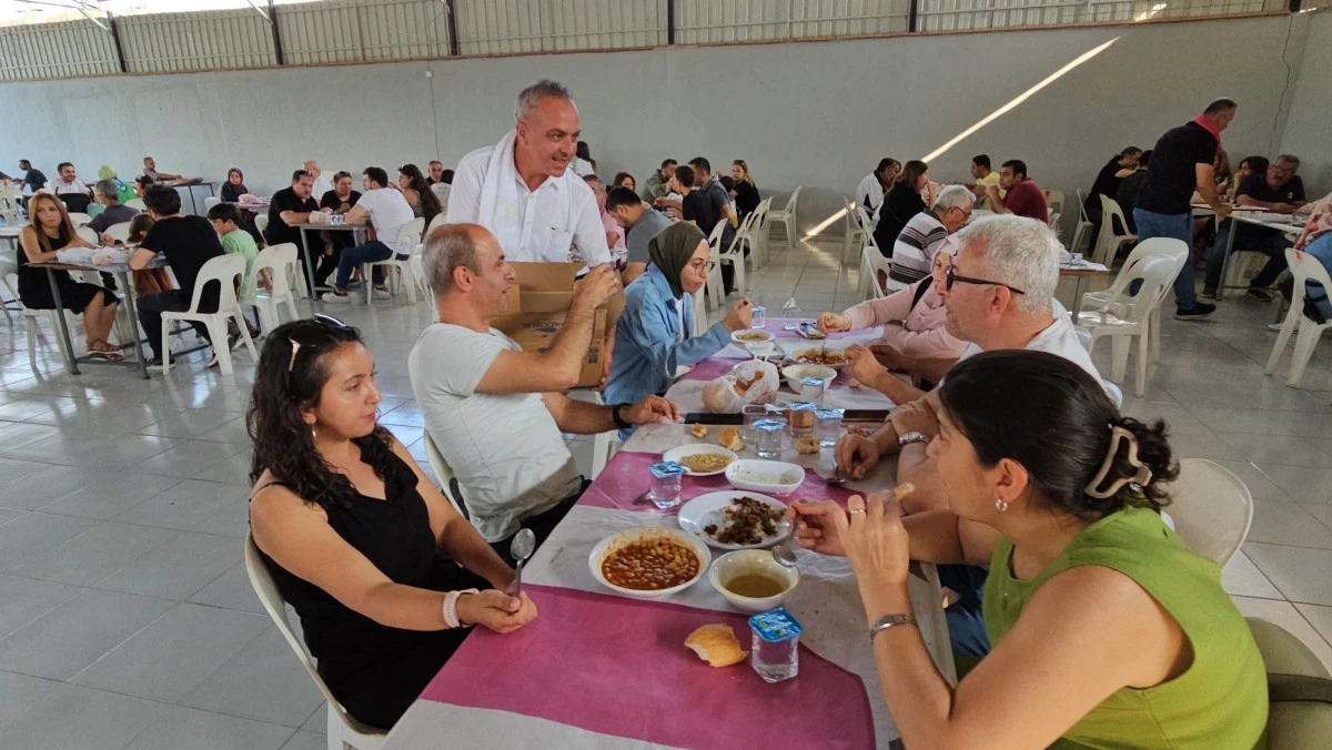 Sünnet cemiyetinde müdürler yemek servisi yaptı