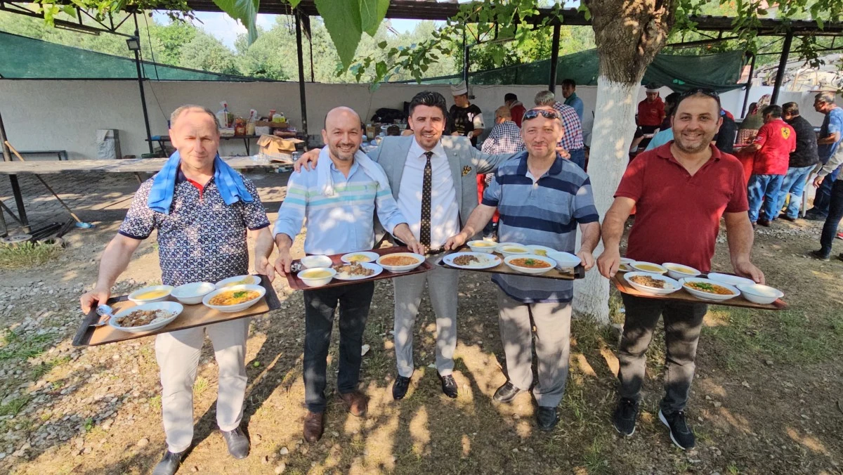 Sünnet cemiyetinde müdürler yemek servisi yaptı