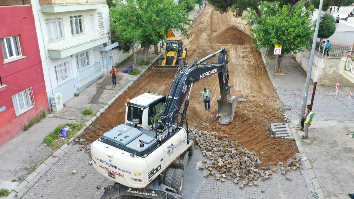 AYDIN BÜYÜKŞEHİR BELEDİYESİ EFELER ŞERBETCİ CADDESİ’NDE SICAK ASFALT ÇALIŞMALARINA BAŞLADI