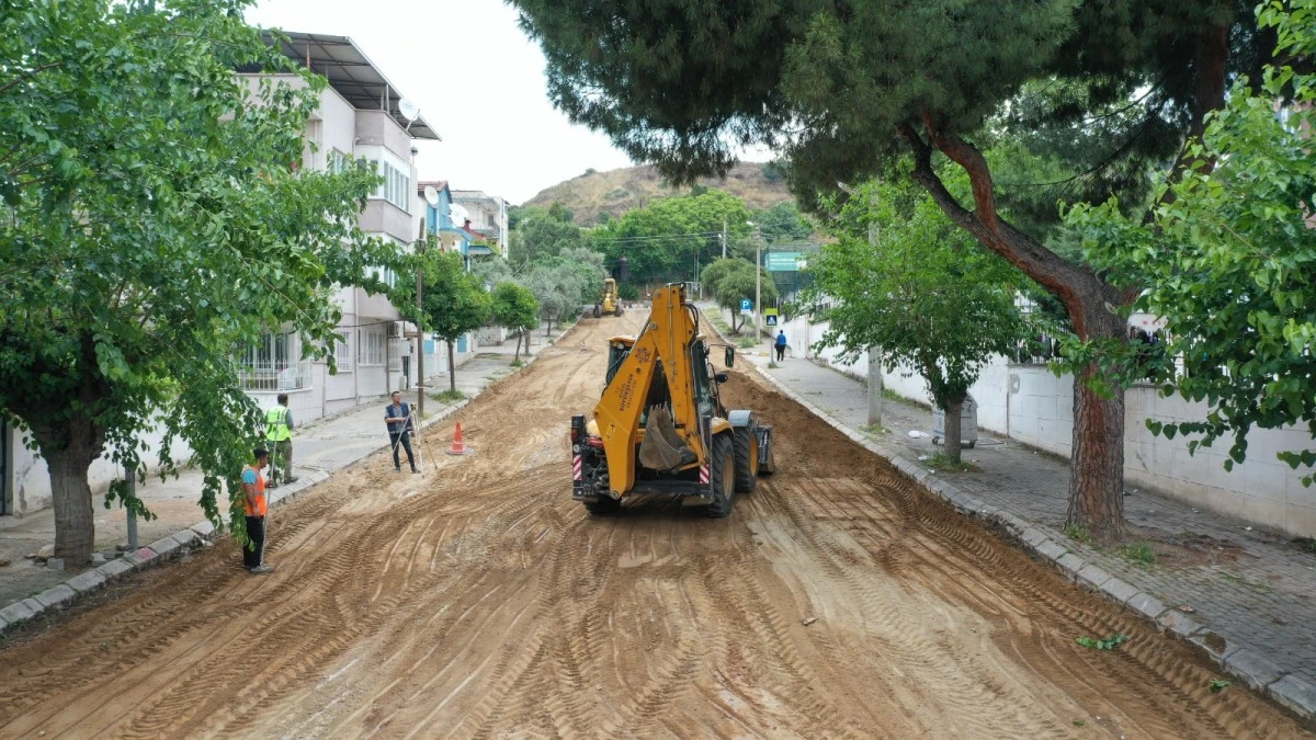 AYDIN BÜYÜKŞEHİR BELEDİYESİ EFELER ŞERBETCİ CADDESİ’NDE SICAK ASFALT ÇALIŞMALARINA BAŞLADI