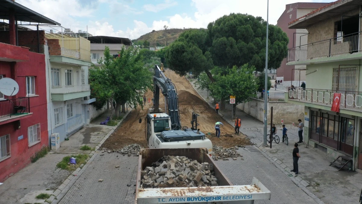 AYDIN BÜYÜKŞEHİR BELEDİYESİ EFELER ŞERBETCİ CADDESİ’NDE SICAK ASFALT ÇALIŞMALARINA BAŞLADI