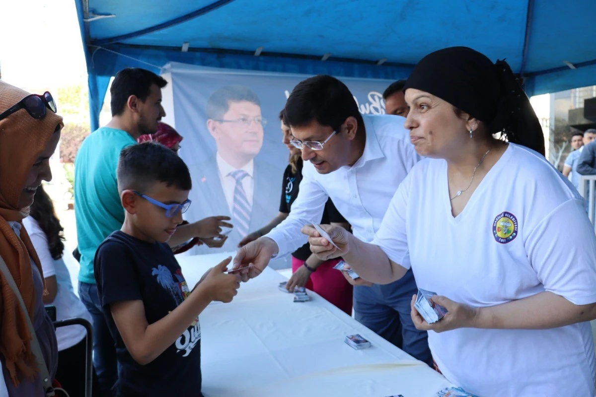 Başkan Özcan’dan öğrencilere karne hediyesi