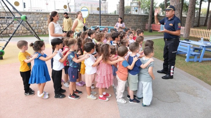 Aydın Büyükşehir Belediyesi, İtfaiyecilik Haftası’nda miniklere eğitim verdi