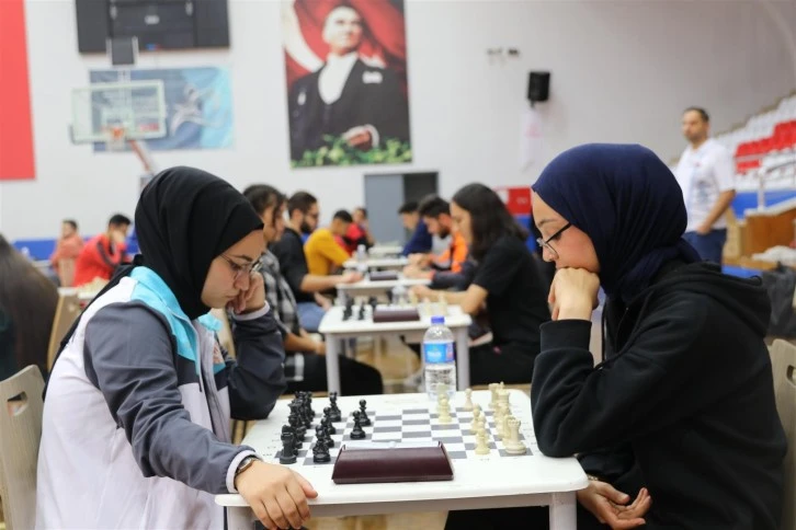 Öğrenciler satranç turnuvasında stratejilerini sergiledi