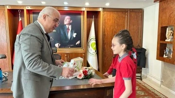 23 Nisan&rsquo;da koltuğu devralan &ouml;ğrenci Milli Eğitim M&uuml;d&uuml;r&uuml;&rsquo;n&uuml; terletti