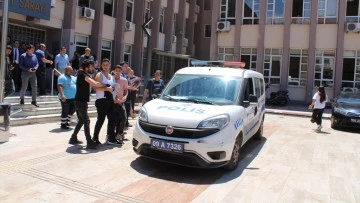 Adliye&rsquo;de bı&ccedil;aklı kavga: 1 ağır yaralı