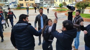 Adliye &ouml;n&uuml;nde gazetecilere &ccedil;irkin saldırı