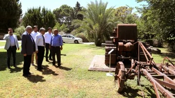 AD&Uuml; Rekt&ouml;r&uuml; Kent sahaya indi; ziraat fak&uuml;ltesinde incelemelerde bulundu