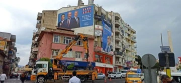AK Parti ile CHP arasında pankart krizi