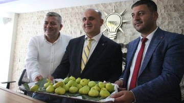 AK Parti&rsquo;ye yeni katılan Başkan Kaya, partililerin ağızlarını tatlandırdı