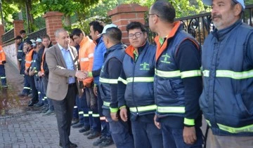 AK Partili Abak 1 Mayıs&rsquo;ta temizlik iş&ccedil;ileriyle buluştu
