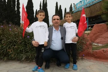 Akkentli, Cumhuriyet'in 100.yılı dolayısıyla dur durak demeden T&uuml;rk bayrağı dağıtıyor