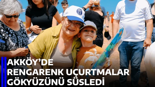 AKK&Ouml;Y&rsquo;DE RENGARENK U&Ccedil;URTMALAR G&Ouml;KY&Uuml;Z&Uuml;N&Uuml; S&Uuml;SLEDİ
