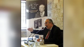 Ali Rıza T&uuml;rker kitaplarını imzalıyor