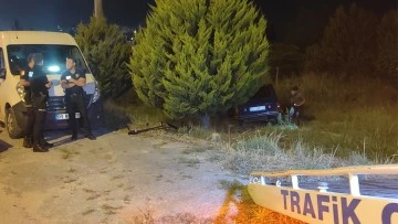 Alkoll&uuml; s&uuml;r&uuml;c&uuml;n&uuml;n kullandığı otomobil, polis uygulama noktasında kaza yaptı