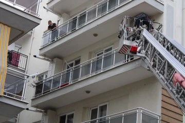 Alkol&uuml;n dozunu ka&ccedil;ırınca, balkonda sızdı
