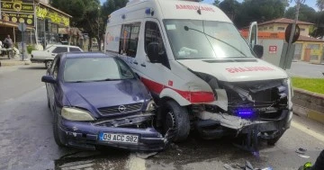 Ambulans ile otomobil &ccedil;arpıştı: 1 yaralı