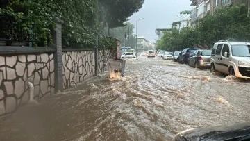 Aniden bastıran yaz yağmuru hayatı fel&ccedil; etti