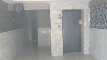 Apartmandaki yoğun duman vatandaşları sokağa d&ouml;kt&uuml;