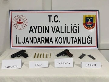 Arka koltuğa saklanan silahlar, jandarmanın dikkatinden ka&ccedil;madı