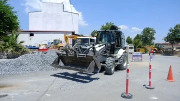 ASKİ ekipleri &ccedil;alışmalarını s&uuml;rd&uuml;r&uuml;yor