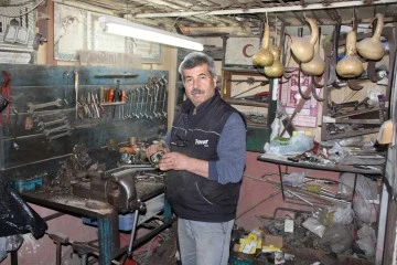 Ata miraslarını tamir edip sergiliyor, g&ouml;renleri tarihte yolculuğa &ccedil;ıkarıyor