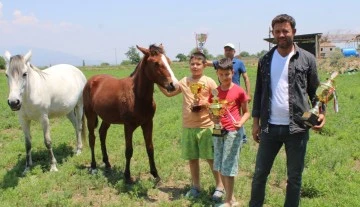Atalarından devraldığı binlerce yıllık rahvan at geleneğini yaşatıyor
