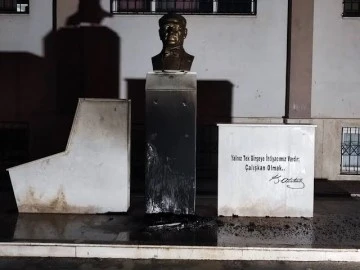 Atat&uuml;rk b&uuml;st&uuml;n&uuml; ateşe verdiler