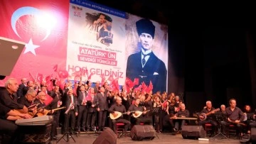 Atat&uuml;rk'&uuml;n sevdiği t&uuml;rk&uuml;leri hep bir ağızdan s&ouml;ylediler