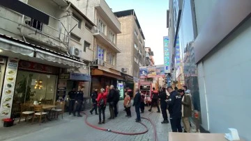 Atık malzemeler tutuştu, g&ouml;ky&uuml;z&uuml;n&uuml; kara duman kapladı