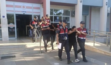 Av t&uuml;feği ve para &ccedil;aldılar, yakalandılar