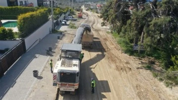 Aydın B&uuml;y&uuml;kşehir Belediyesi Kuşadası'nda yol yapım &ccedil;alışmalarına devam ediyor