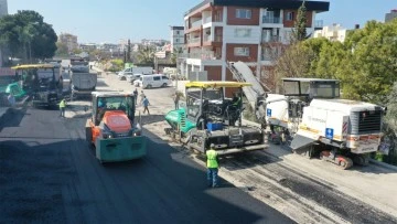 Aydın B&uuml;y&uuml;kşehir Belediyesi Kuşadası'nda yol yapım &ccedil;alışmalarına devam ediyor