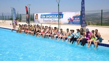 Aydın B&uuml;y&uuml;kşehir Belediyesi'nden Karacasulu &ccedil;ocuklara karne hediyesi