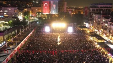 Aydın B&uuml;y&uuml;kşehir Belediyesi&rsquo;nin d&uuml;zenlediği konsere binlerce Aydınlı katıldı